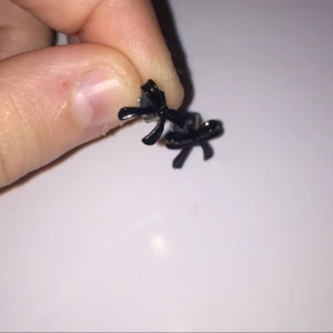  - Svarta rosett örhängen