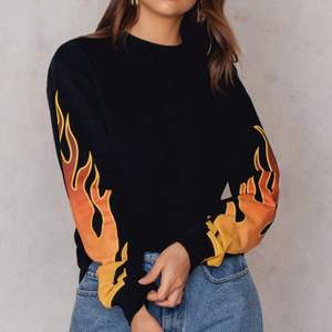 NY flame sleeve sweater från NA-KD. Helt oanvänd och kvar i orginalpåse, prislapp kvar. Har i S och M, säljs separat. Köpare står för frakten om vi inte möts upp i Uppsala/Stockholm