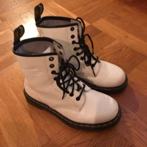  - Vita Dr Martens. Väldigt sparsamt använda och fräscha :) 