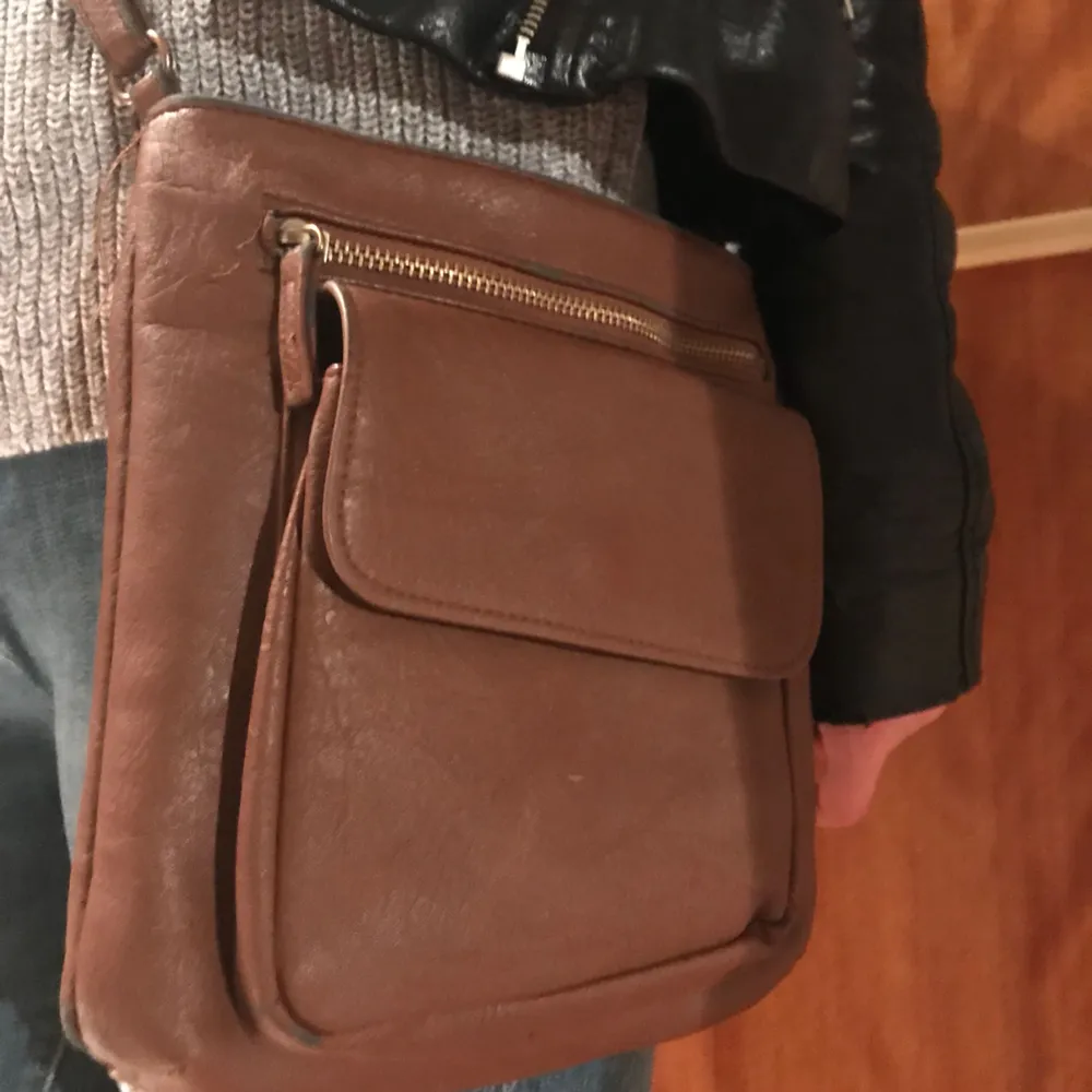 Söt axelväska i brun läderimitation, med flera fickor i väskan är den även väldigt praktisk. Kan mötas upp i Göteborg eller skicka via posten, frakt tillkommer.. Väskor.