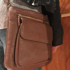 Söt axelväska i brun läderimitation, med flera fickor i väskan är den även väldigt praktisk. Kan mötas upp i Göteborg eller skicka via posten, frakt tillkommer.