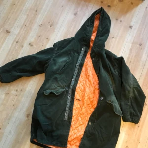  - Lois Manchester rock / kappa. Storlek M men funkar även som L då den är stor i modellen. Vintage 90-tal. Varm och skön. Hämtas i Uppsala men kan skickas spårbart mot porto