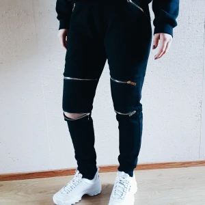  - Säljer dessa byxor från Livi clothing  Orginalpris 1000 kr Använda en gång   Strl på byxorna är benämnd som M/L men passar utmärkt åt S/M.  Varma och perfekta nu på vintern.  Möts upp i sthlm 