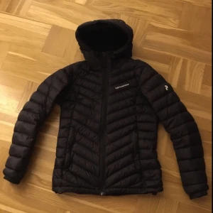  - Peak jacka byter mot en svart i xs!