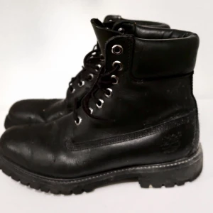  - Timberlands  Lite slitna men i super skick! 1år gamla (köpta för 1600kr) 