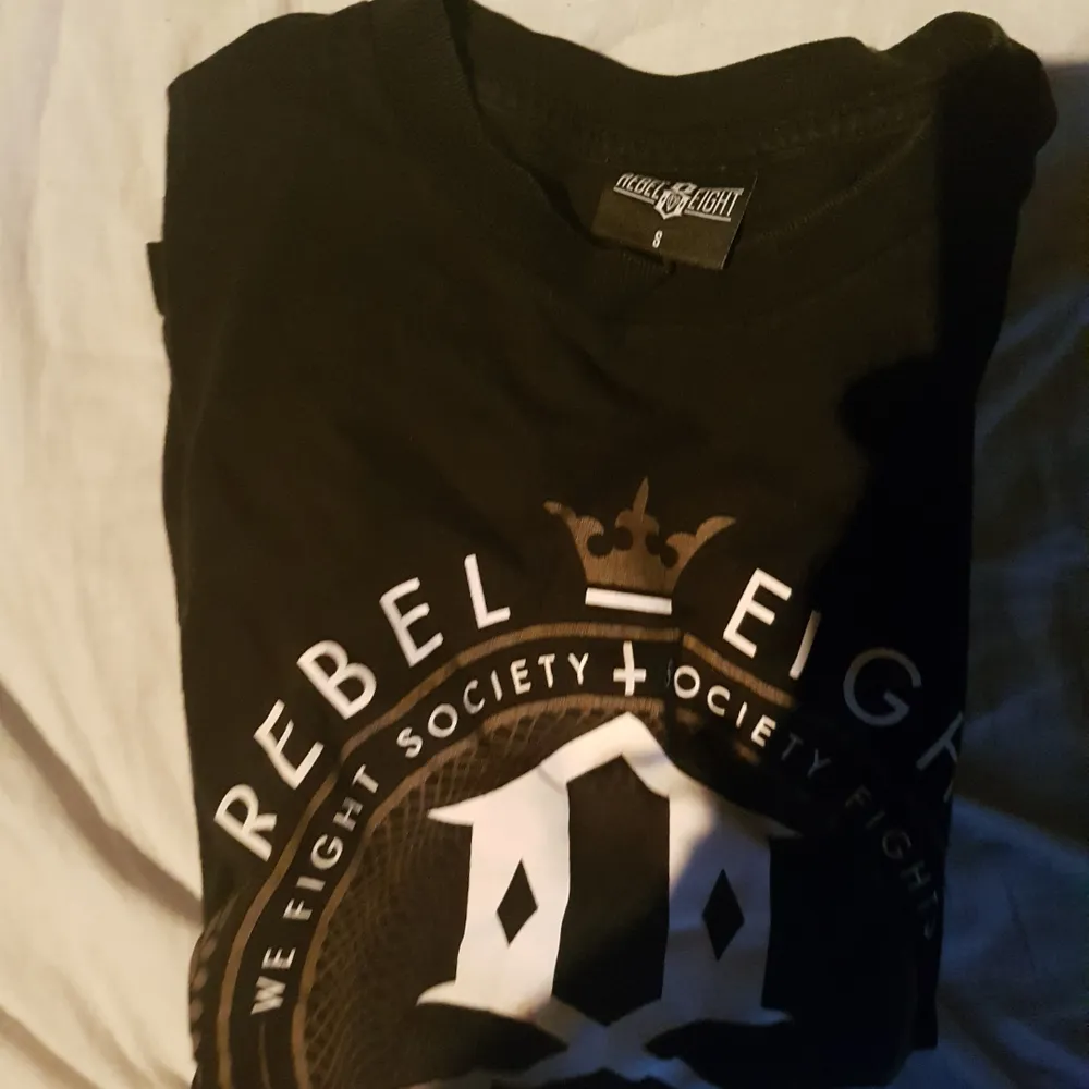 Rebel 8 t-shirt storlek small. Köparen står för frakt . T-shirts.