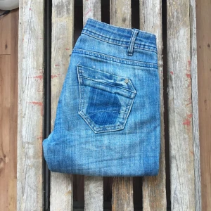  - Stretchiga jeans. Sparsamt använda 