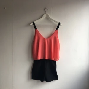  - Svart och korallfärgad byxdress. Använd ett fåtal gånger.