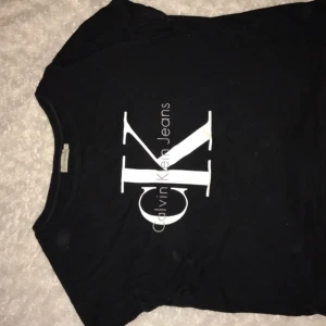  - Äkta Calvin Klein t-shirt i storlek S! I gott skick. Inköpt för 800 kr :)