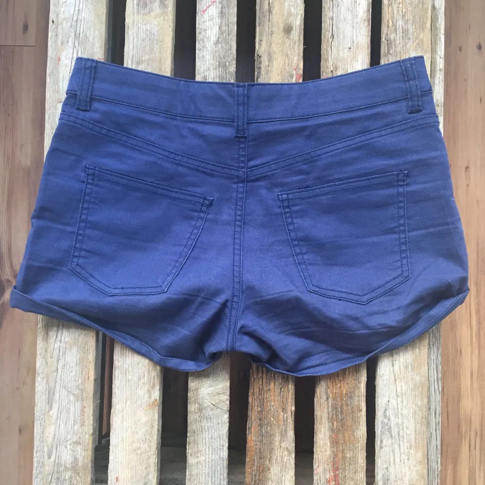 Stretchiga marinblåa shorts från HM. Använda ett fåtal gånger. Shorts.