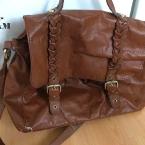  - Väska i läder, flätad. Ljus/mörkbrun. 