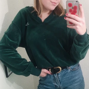  - SÅ snygg collegetröja i mörkgrönt velvet!!