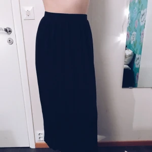  - Svart långkjol i skönt och luftigt material. Använd men i fint skick. Köparen står för frakt:)