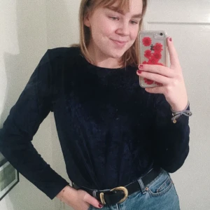  - Assnygg OCH mysig tröja i mörkblå velvet!!