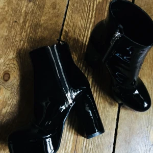  - Svarta höga klackar i lack från Monki. Online exclusive. Aldrig använda! 