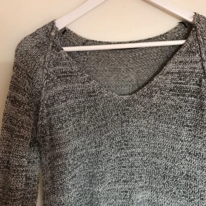  - Fin stickad tröja.