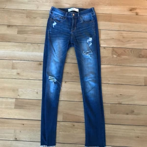  - Jeans från Hollister med slitningar, aldrig använda🍀 köparen står för frakten 