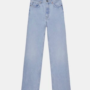 Helt nya wide leg jeans - Köpta från zara och bara använda 1 gång (när bilderna var tagna) därav nyskick. Säljer för att jag tycker de är för stora på mig, älskar de annars då de sitter sjuukt bra och är assnygga!! Dessa är just nu helt slutsålda så det är först till kvarn!😊
