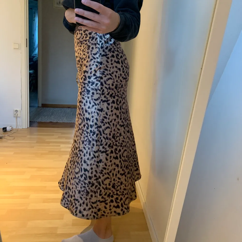 Jättefin kjol som jag köpte förra året som tyvärr är för liten för mig :((( i siden material och stängs med dragkedja. Frakt ingår. . Kjolar.