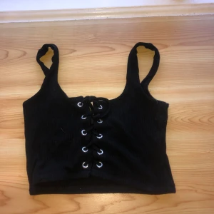 Svart magtopp från bikbok - Köpare står för frakt 