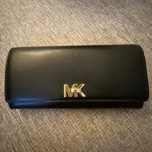 Äkta Michael Kors i kalvskinn. 