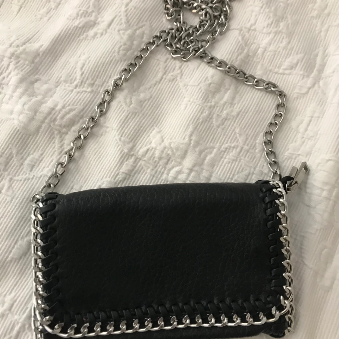 Tiamo väska me svart läder o kedjeremmar