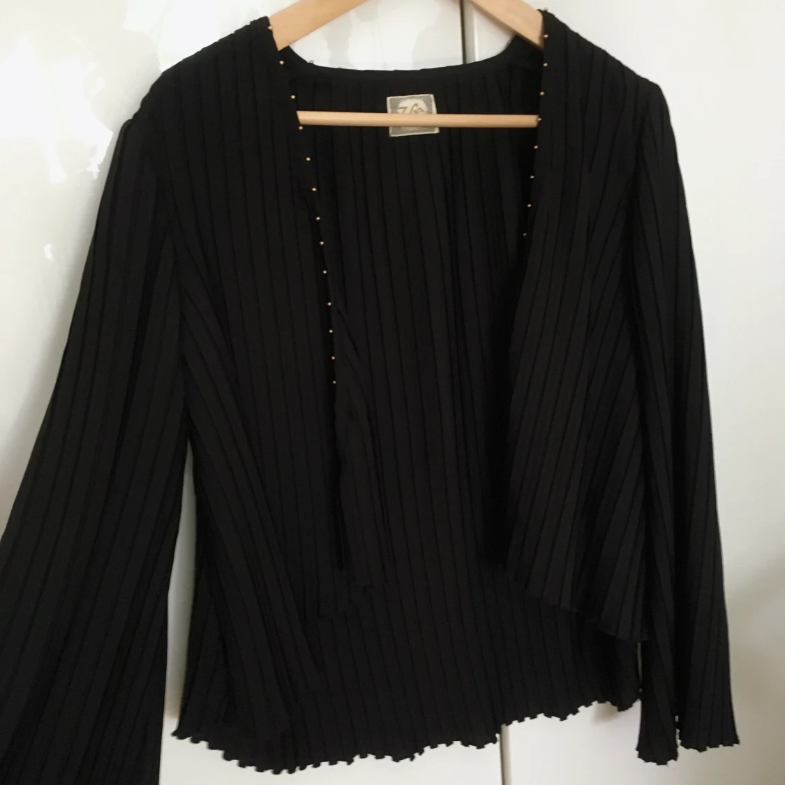 Smakfull svart plisserad kofta