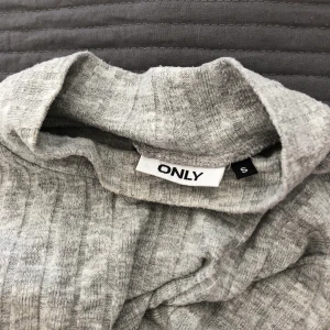 Ribbad turtlenecktopp från ONLY  - Jag säljer denna ljusgråa ribbade turtlenecktopp från ONLY. Storlek S men passar XXS-L. Priset som står är exklusive frakt!!🤍🤍