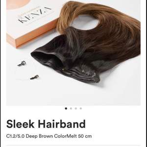 Ett helt nytt hårband/hairband från Rapunzel of Sweden i en brun ombre-färg. Från mörkbrun i botten till ljusbrun i topparna. 50cm lång. Det är deras ”sleek” modell som är framtaget ihop med Kenza. Det är äkta hår. Färg: C1.2/5.0 Deep brown colormelt  