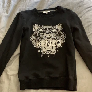 Kenzo tröja  - Super nice tröja från kenzo med silver tryck. Säljer pga av att den aldrig kommer till användning. Använt typ 2 ggr💕