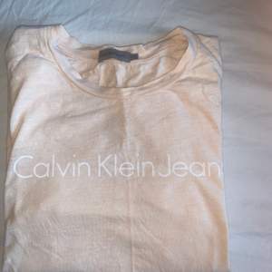 Ljusrosa Calvin Klein t-shirt Storlek: 34  Ej fast pris