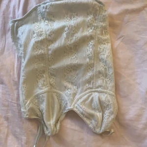 Spetsbody - Säljer denna superfina spetsbodyn från bikbok! Super bra skick & jätte skön! 