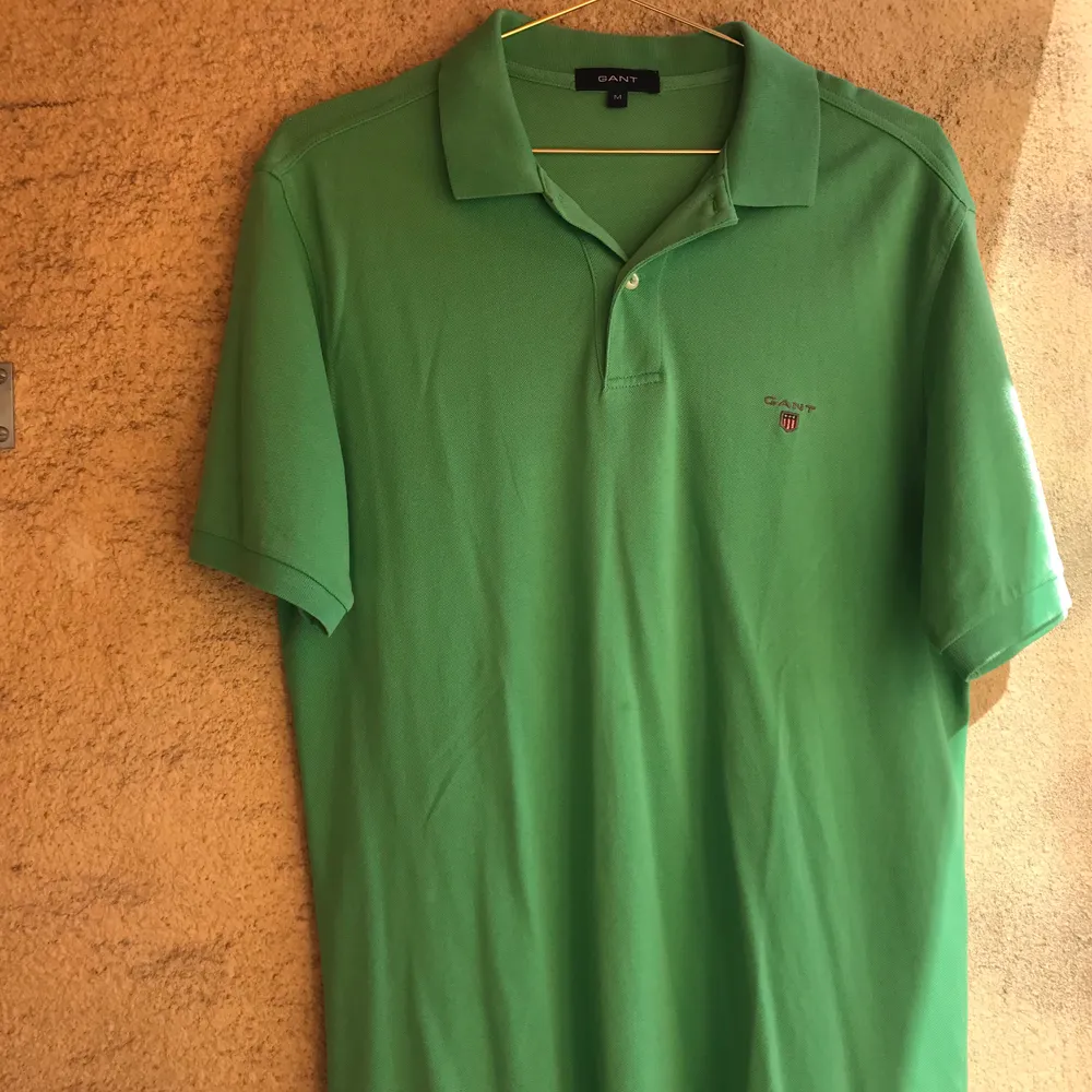 Brand new green polo shirt from Gant. Skjortor.
