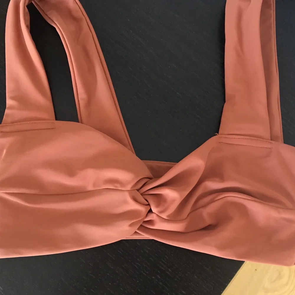 En brun/rosa bikini överdel från NAKD. Fin passform med tjocka axelband. Använd 1 gång🤎.                          Köpare står för frakt . Övrigt.