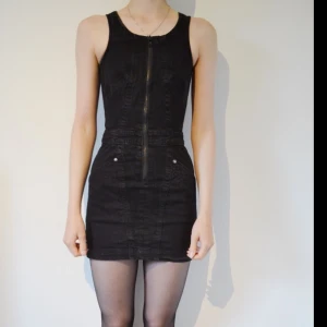  - Svart jeansklänning med dragkedja fram från Crocker, storlek XS.