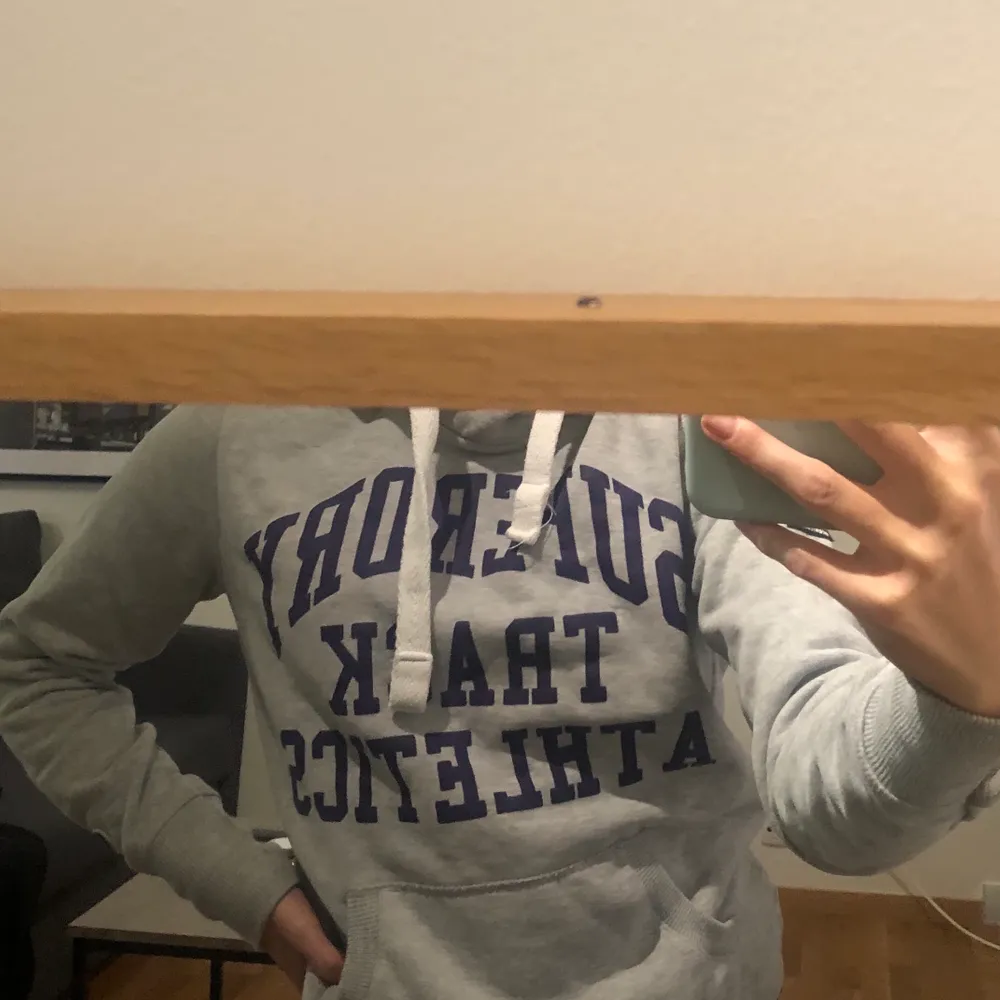 Säljer min hoodie ifrån Superdry som tyvärr inte kommer till användning. Hoodien har tryck på baksidan, framsidan och på huvan. Hoodien är använd max 10 gånger men den är som ny. Hoodien är i storlek Small men passar också XS. Frakten ingår i priset💖. Hoodies.