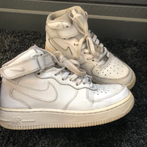 Nike Air Force 1 - Säljer mina välanvända höga Nike Air Force 1! 450 kr inklusive frakt