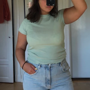 Ribbad Topp - Oanvänd mintgrön ribbad topp, köpt på Zalando. Fin vardagstopp i skönt matrial. Obs, liten i storleken. Kommer ej ihåg nypris men säljer för 50. Köpare står för frakt.