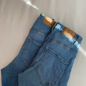 Gina-Jeans strl M - Högmidjade jeans från Gina Tricot. Smala i benen, men töjer sig när man använder dem. Modellen kallas ”Molly”. Jeansen är typisk ”jeans-blå” och  är relativt smal i benen för att vara en M, men byxbenen är långa. Säljer en byxa för 100kr och båda för 160 och då INGÅR även frakt!!!