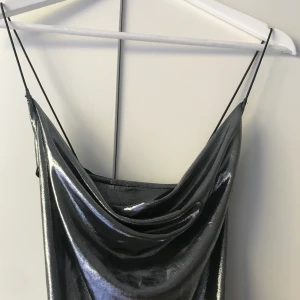 Klänning  - Oanvänt fint silver glittrig klänning:)