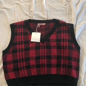Stickad Väst-topp - Jag säljer den här västen som jag beställde från Asos. Prislappen är kvar och den är aldrig använd. Storlek L men liten i modellen. 