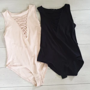 Body - Rosa och svart body med snörning. Svart är något tvättpåverkad men fint skick. Rosa är endast använd en gång så fint skick. 30kr/styck eller båda för 50kr. Vill man ha skickat så tillkommer frakt :)