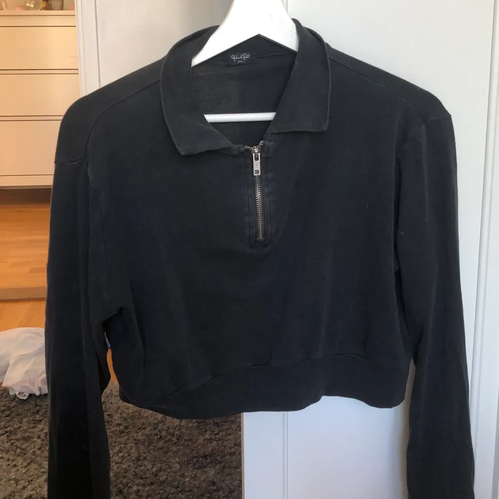 Sån otroligt fin zip up tröja från Brandy Melville!! As skönt material. Frakt ingår inte i priset❤️💖💓. Toppar.