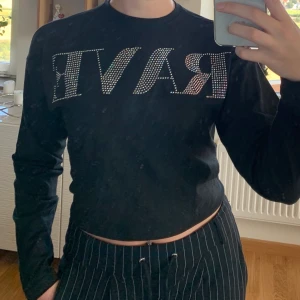 Långärmad - Vanlig långärmad med glitter paljetter där de står rave! Säg ditt pris💕