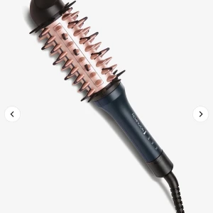 Remington straight and volume brush - Endast använd en gång!! Säljer då ja inte får användning av den, nypris 700 säljer för 550 (skickas i orginalbox osv) 