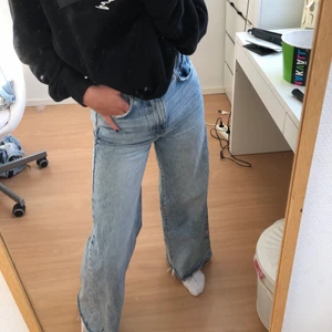 Wide leg jeans - Super snygga wideleg jeans från Gina!! Säljer pga dom är lite korta för min smak, storlek 32 men passar 34 lika bra!!💕💕 jag står för frakt💕💕 högsta bud nu:270, budgivningen avslutas imon torsdag💕