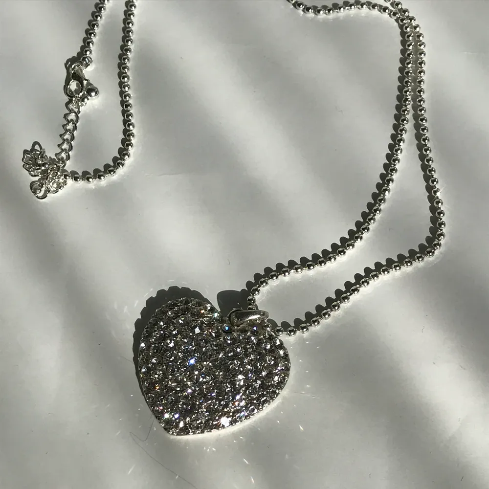 Silvrigt halsband med ett hjärta av små diamanter. 20kr + frakt 11kr (tar bara swish). Accessoarer.