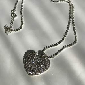 Silvrigt halsband med ett hjärta av små diamanter. 20kr + frakt 11kr (tar bara swish)