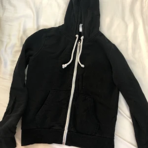 Hoodie - Hoodie från H&M. Köpt från second hand butik men i bra skick. Frakt ingår