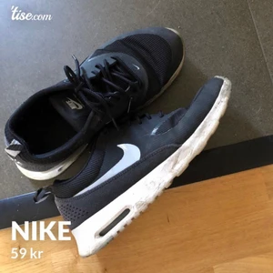 Nike  - Säljes billigt pga att dom är väl använda, men det finns inga hål i eller andra skador. Annonsen finns även på Tise.